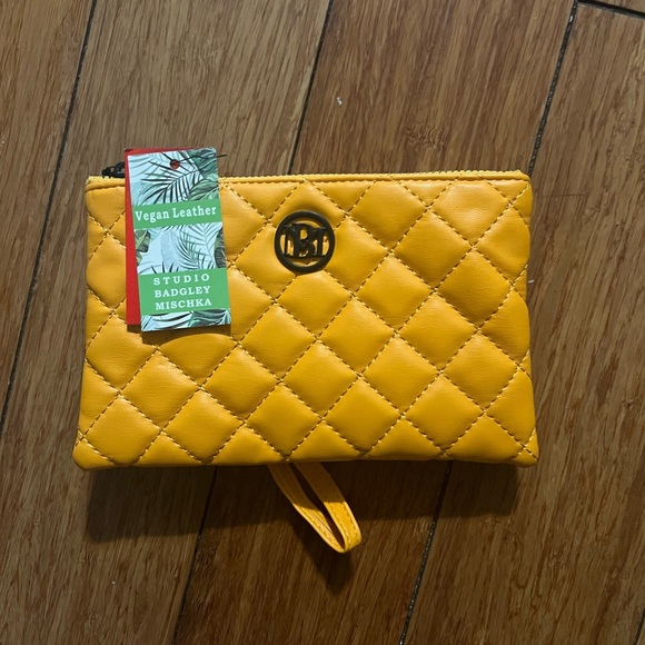 NWT - Badgley Mischka Clutch/Wristlet Gold Diamond Quilted 0.200lb - Picture 1 of 7